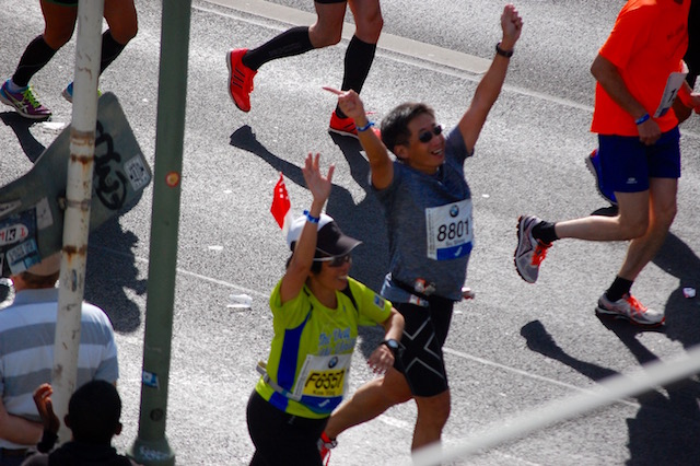 Singapore runners spotting the Singapore flag